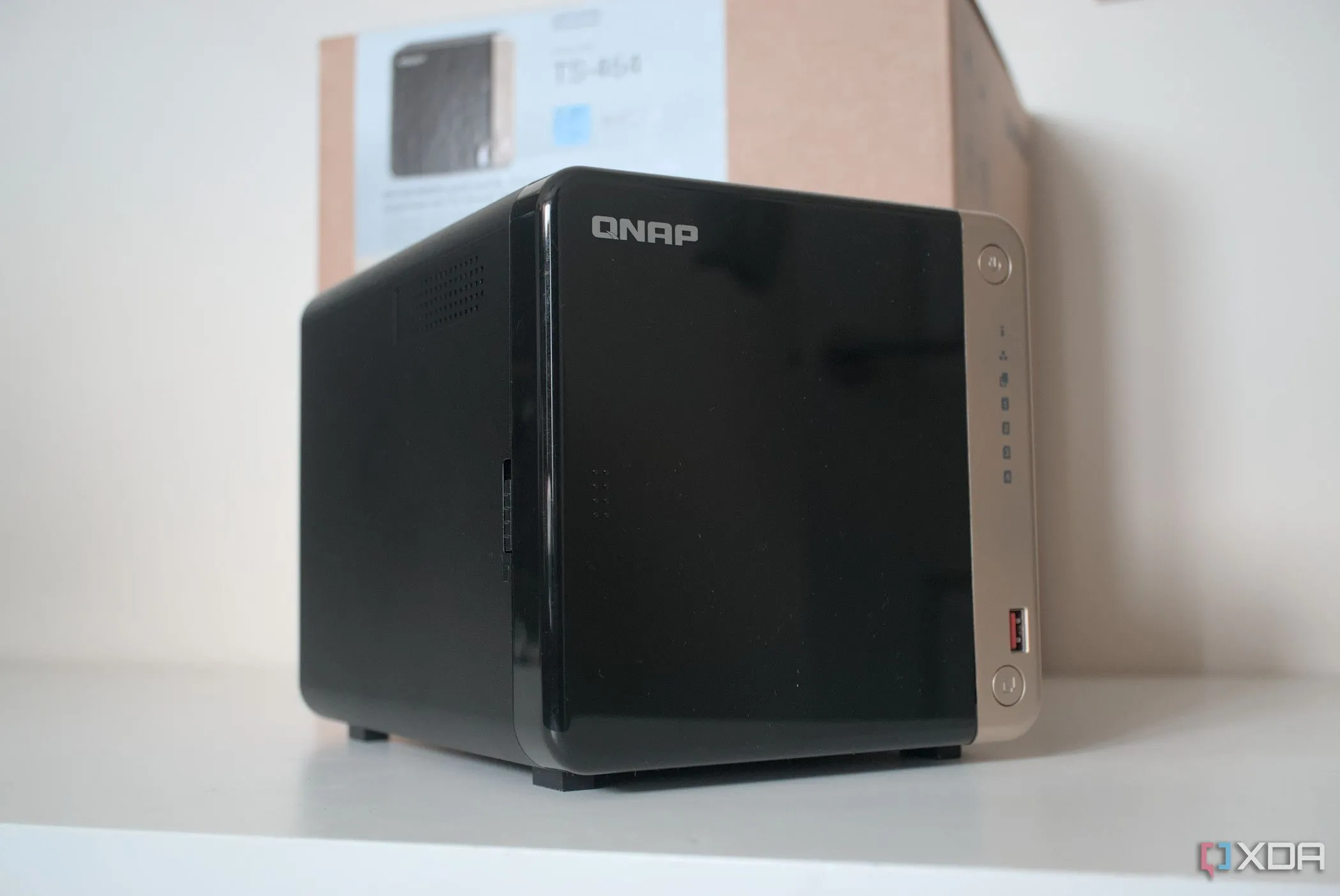 Thiết bị NAS QNAP TS-464, biểu trưng cho giải pháp lưu trữ đám mây cá nhân hoàn toàn do người dùng kiểm soát