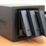 Thiết bị NAS Synology DS925+ với các khay ổ đĩa đang mở, minh họa khả năng lưu trữ và mở rộng dễ dàng.