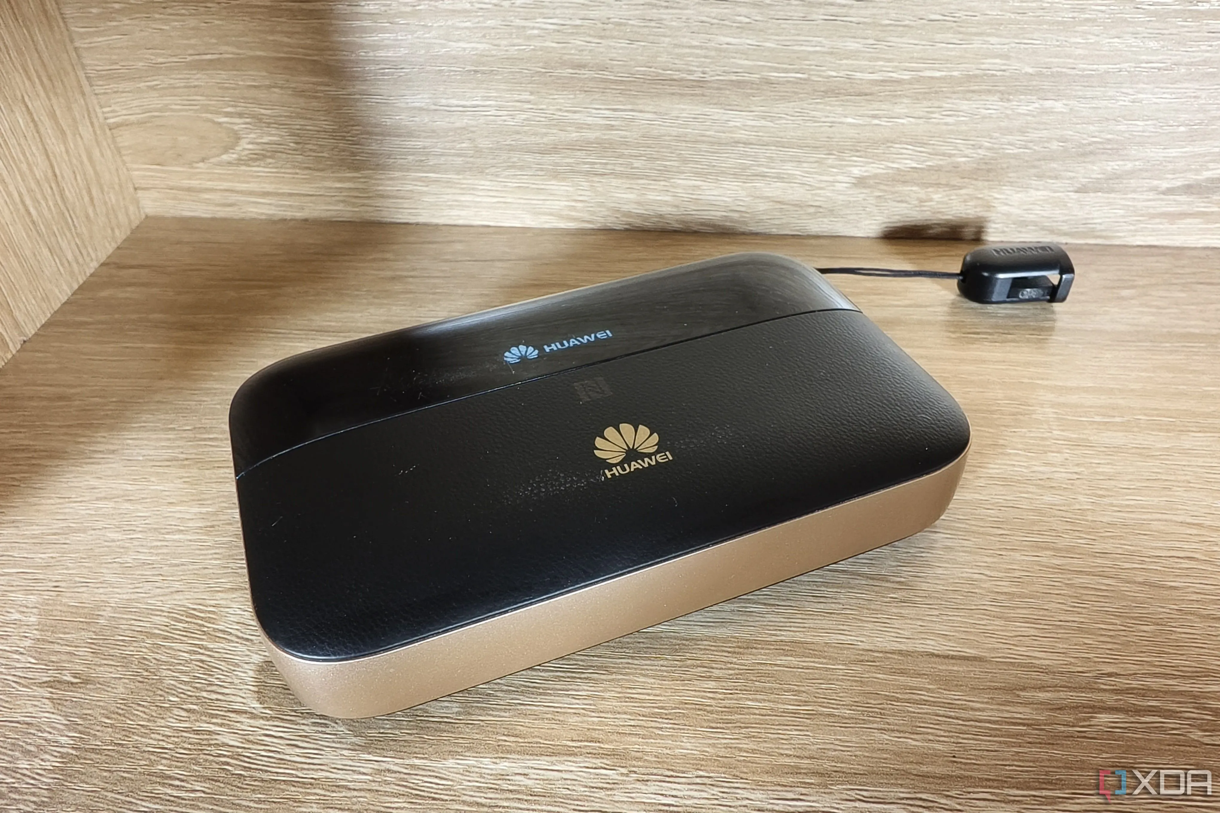 Thiết bị router di động nhỏ gọn đặt trên bàn, biểu tượng cho khả năng kết nối internet liên tục với dung lượng dữ liệu lớn khi làm việc.