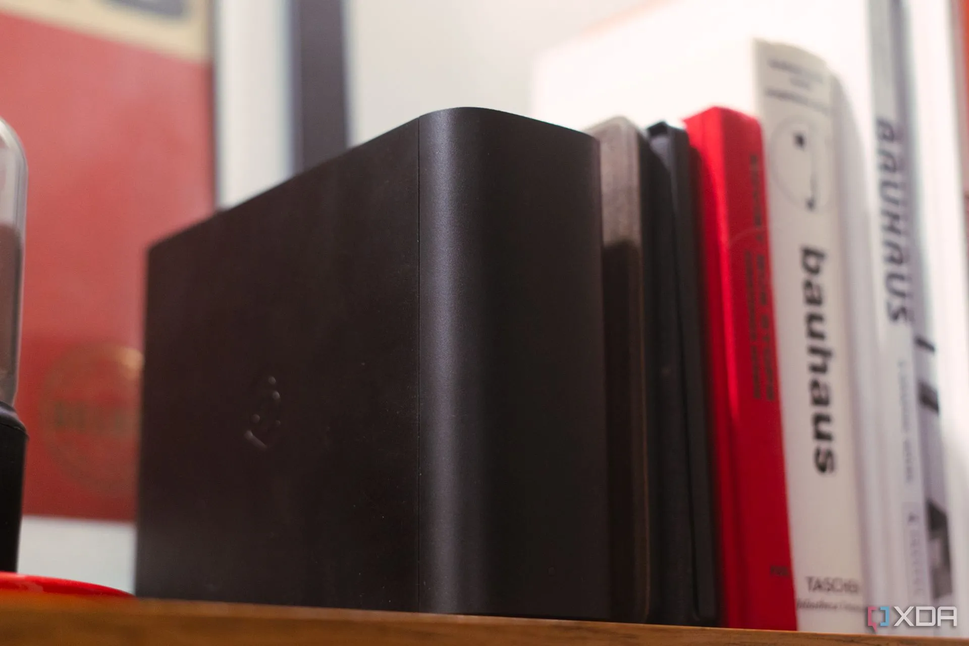 Thiết bị Synology BeeStation đặt trên kệ sách, tượng trưng cho hệ sinh thái ứng dụng NAS