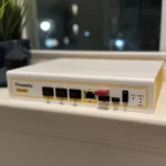 Thiết bị tường lửa phần cứng Firewalla Gold Pro đặt trên bệ cửa sổ, biểu tượng cho sự hoạt động ổn định và dễ dàng tích hợp vào mạng gia đình.