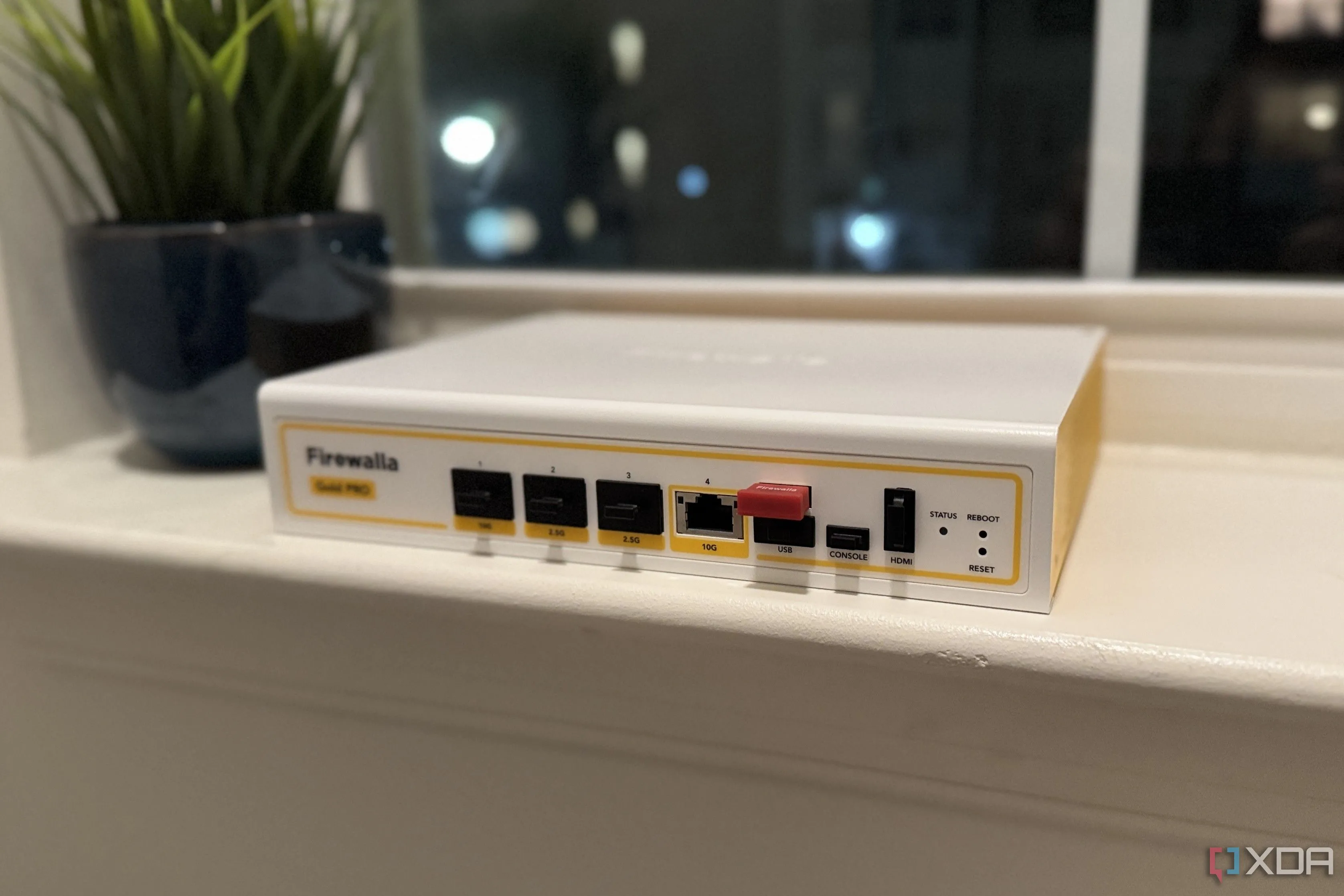 Thiết bị tường lửa phần cứng Firewalla Gold Pro đặt trên bệ cửa sổ, biểu tượng cho sự hoạt động ổn định và dễ dàng tích hợp vào mạng gia đình.