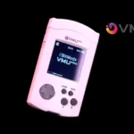 Thiết bị VMU Pro của 8BitMods đang hiển thị game giả lập cổ điển trên màn hình nhỏ, nổi bật tính năng chơi game cầm tay