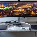 Thiết lập bàn làm việc với màn hình, bàn phím, chuột và laptop được kết nối qua dock, minh họa nhu cầu quản lý nhiều thiết bị trong home lab.