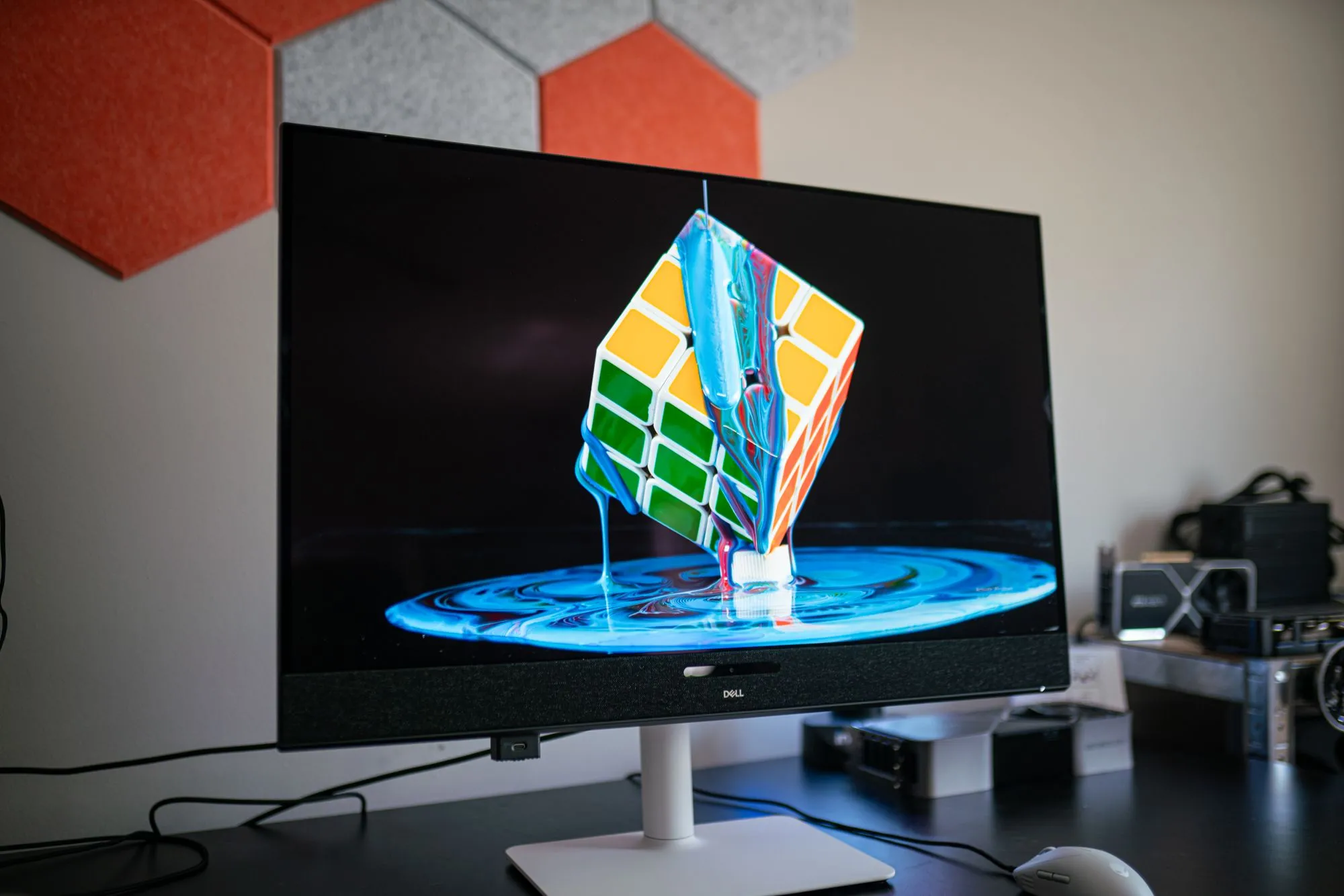 Trải nghiệm giải trí đa phương tiện trên màn hình Dell 32 Plus QD-OLED 4K