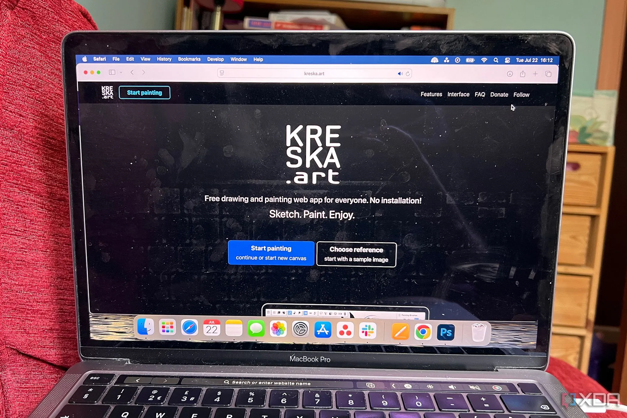 Trang chủ Kreska hiển thị trên màn hình MacBook Pro, cho thấy Kreska có thể truy cập dễ dàng qua trình duyệt web trên laptop
