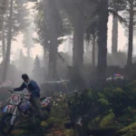 Trevor đang lái xe mô tô địa hình trong rừng, minh họa thế giới mở của GTA V