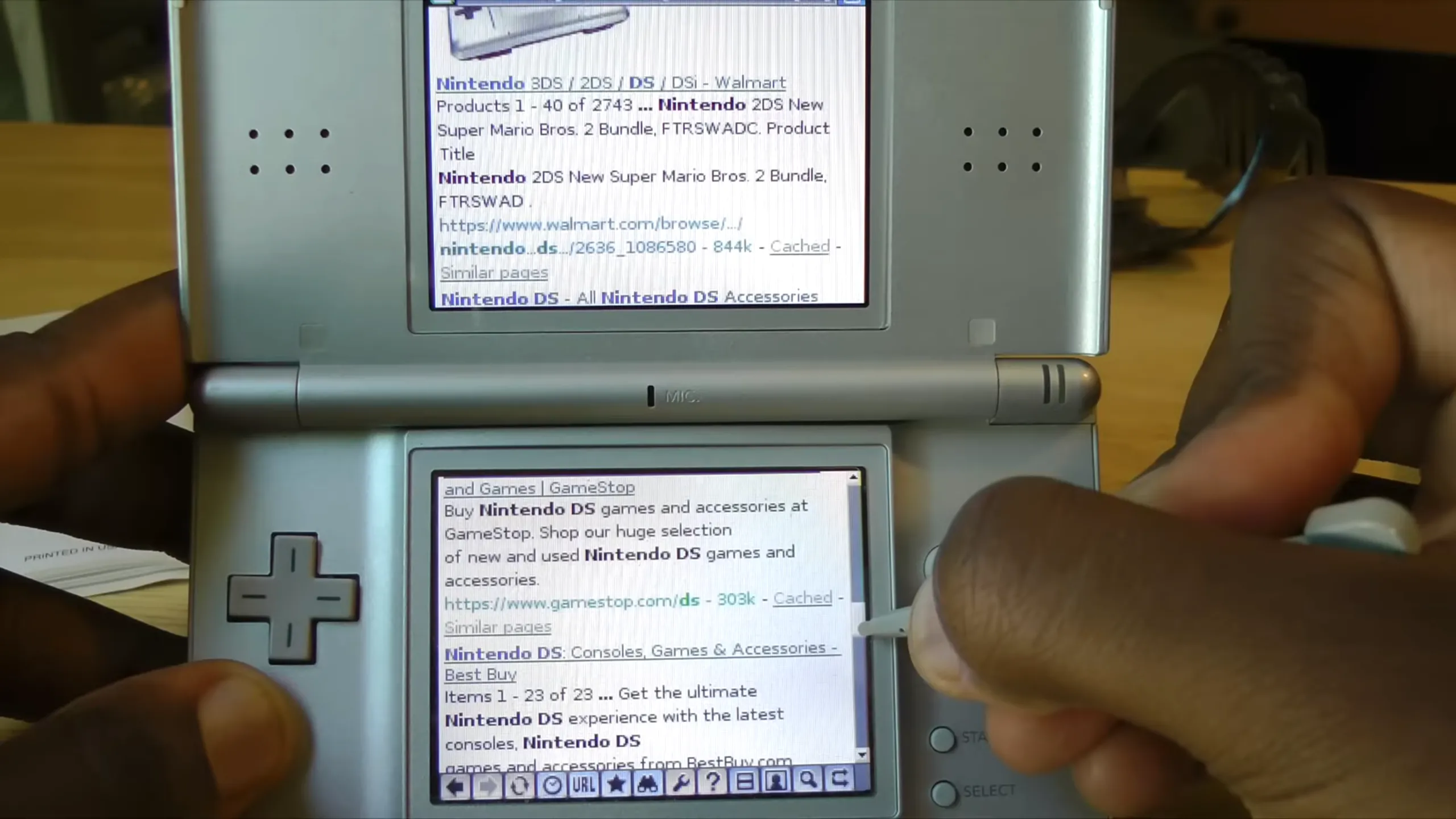 Trình duyệt Nintendo DS hiển thị kết quả tìm kiếm Google, minh họa tính năng độc đáo của console DS và khả năng giả lập hai màn hình