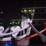 Tủ mạng và hệ thống cáp phức tạp trong home lab, biểu tượng của sự kết nối an toàn với Tailscale Funnel.