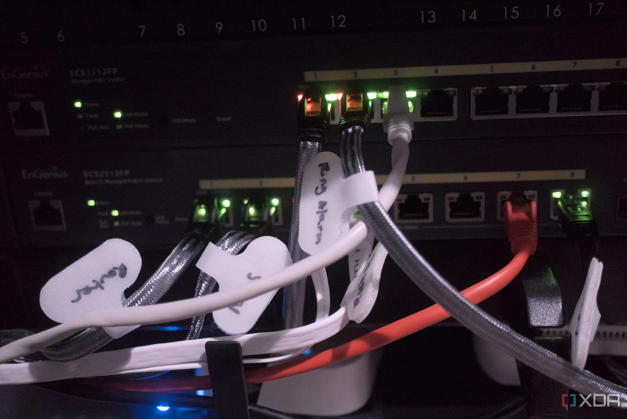 Tủ mạng và hệ thống cáp phức tạp trong home lab, biểu tượng của sự kết nối an toàn với Tailscale Funnel.