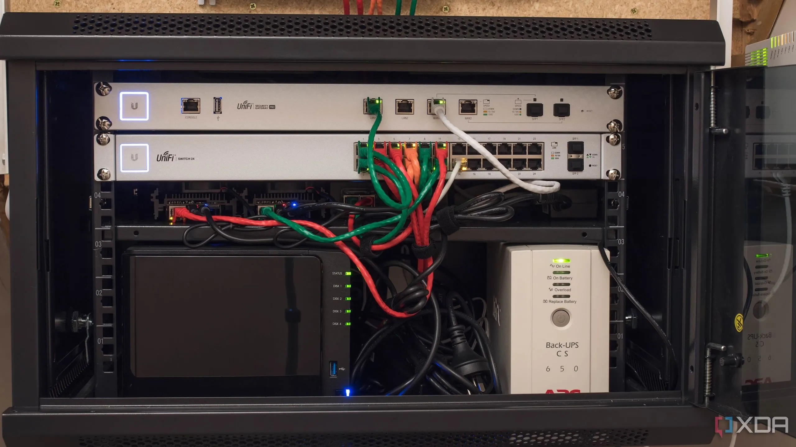 Tủ rack chứa máy chủ trong phòng lab tại nhà, minh họa môi trường thử nghiệm phức tạp