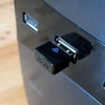 USB Wi-Fi dongle gắn vào cổng máy tính, tượng trưng cho giải pháp kết nối internet nhanh chóng nhưng kém hiệu quả.