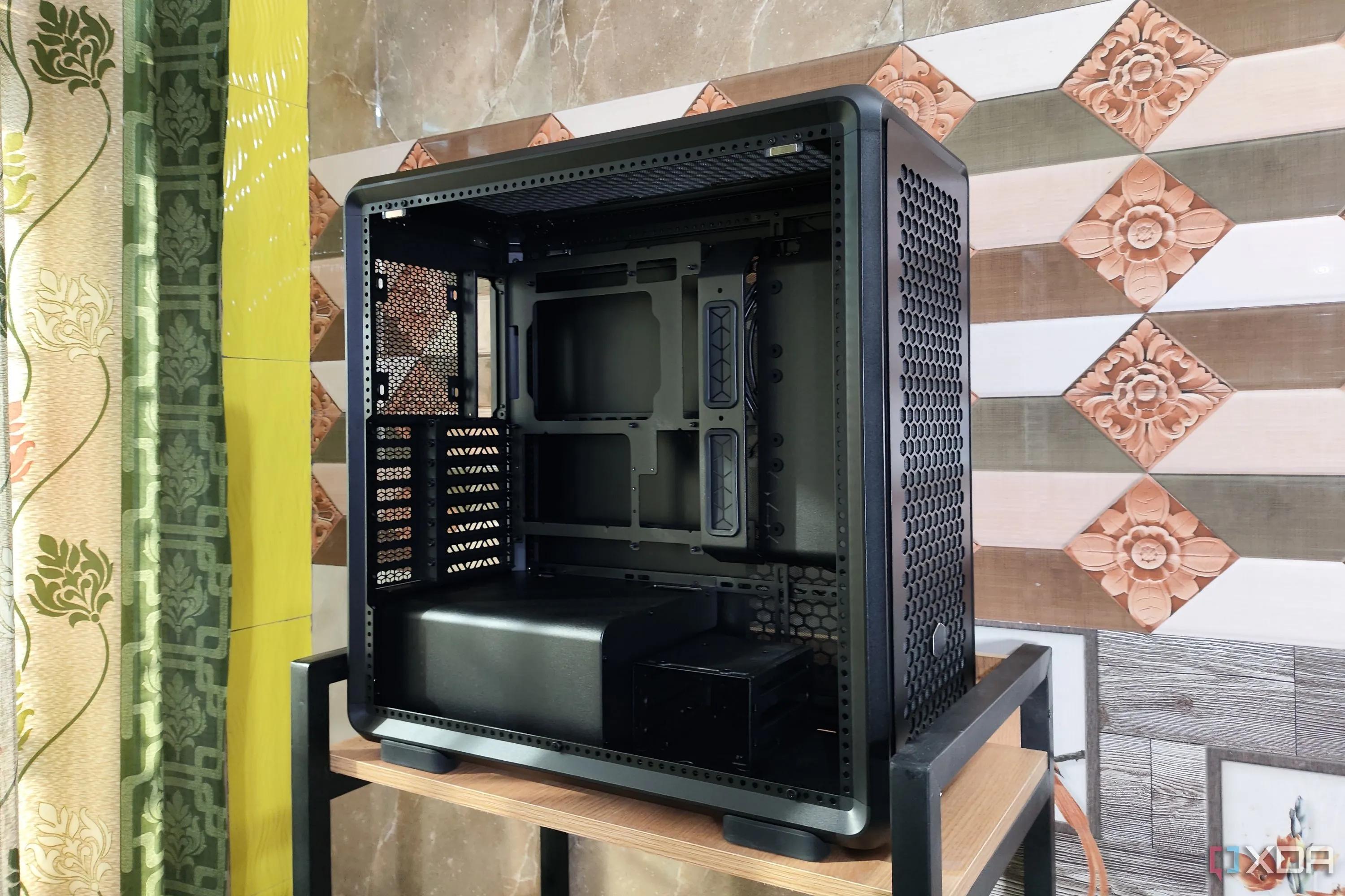 Vỏ case PC Cooler Master MasterFrame 600 với mặt trước đã tháo, minh họa không gian rộng rãi bên trong.