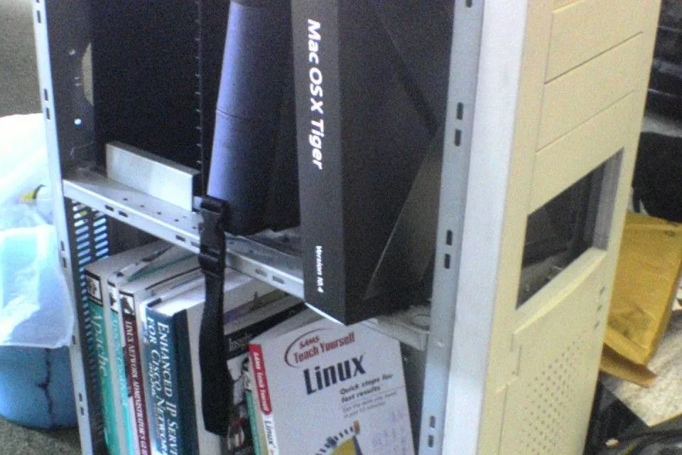 Vỏ case PC cũ đã được biến tấu thành kệ sách DIY, chứa một số cuốn sách và vật dụng nhỏ