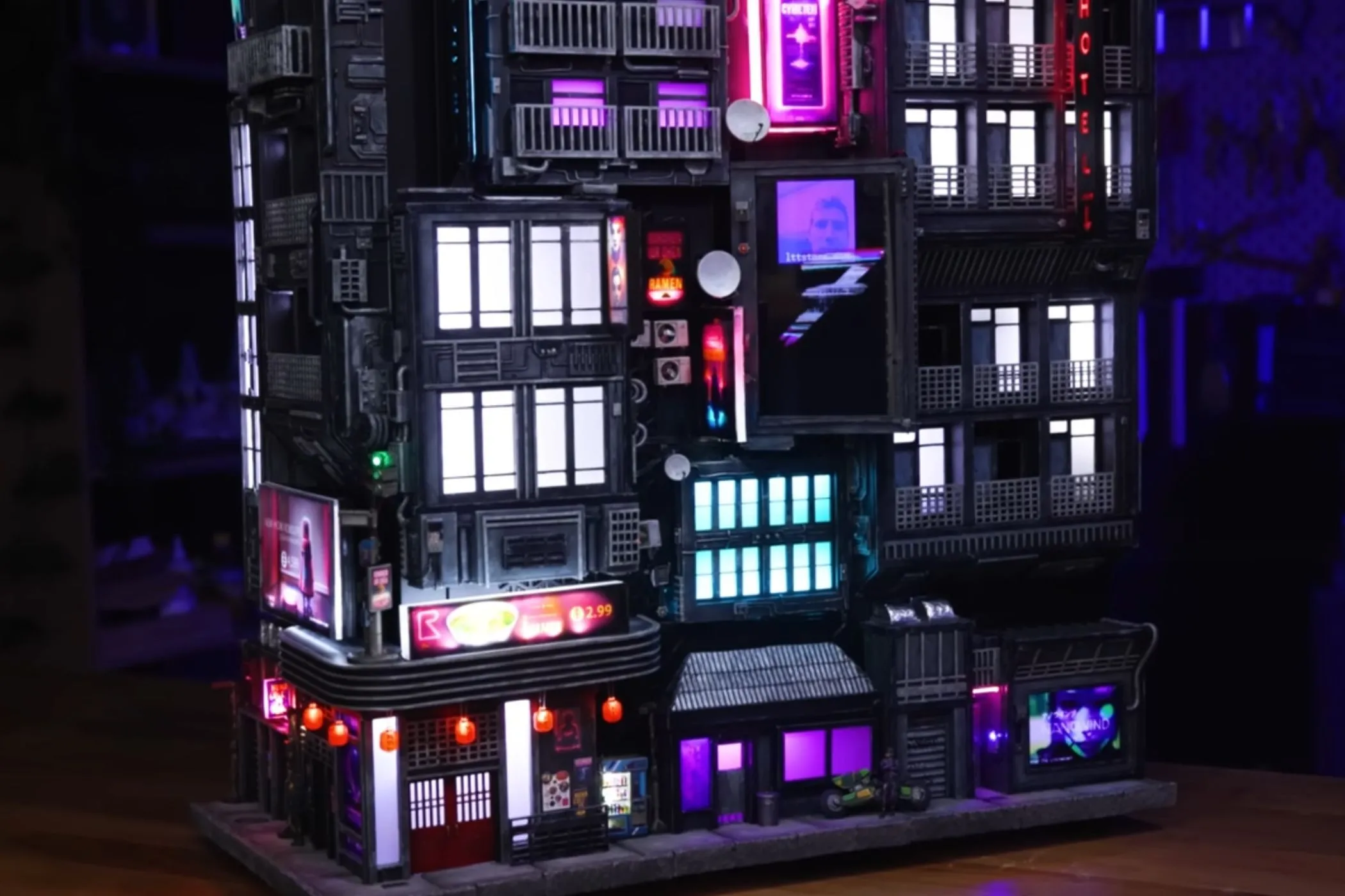 Vỏ case PC cũ được trang trí nghệ thuật với ánh sáng neon rực rỡ, tạo nên một tác phẩm công nghệ độc đáo