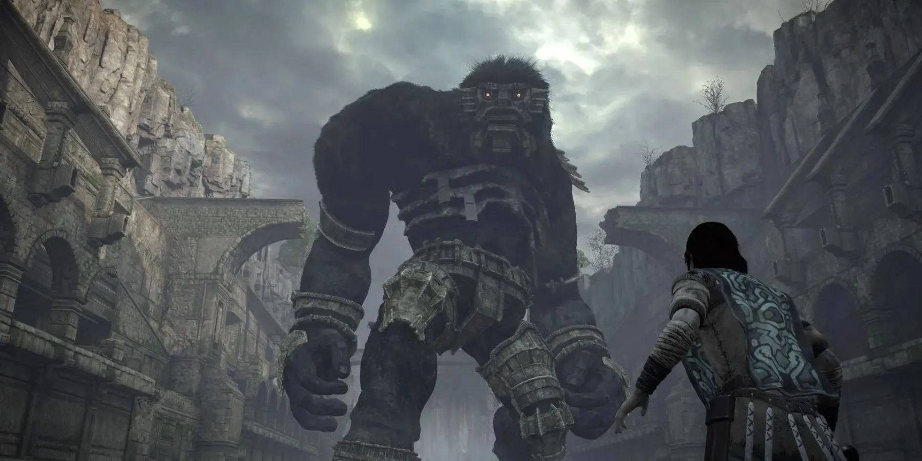 Wander leo lên thân Colossus Argus trong Shadow of the Colossus, cho thấy cảnh quan hùng vĩ và những thách thức leo trèo trong game