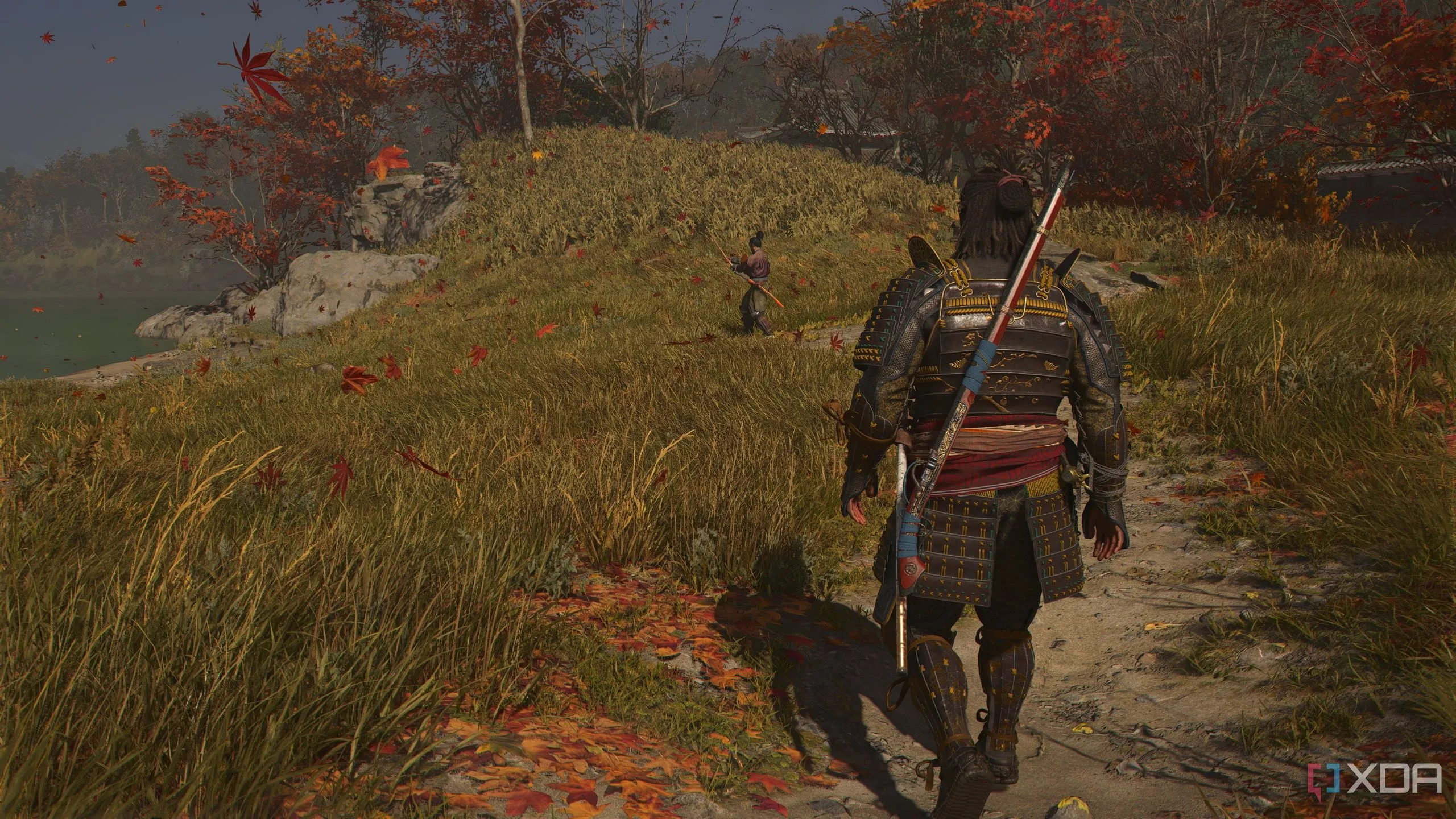 Yasuke trong trang phục samurai đang đấu kiếm với một sensei, mô tả gameplay hành động của Assassin's Creed Shadows.